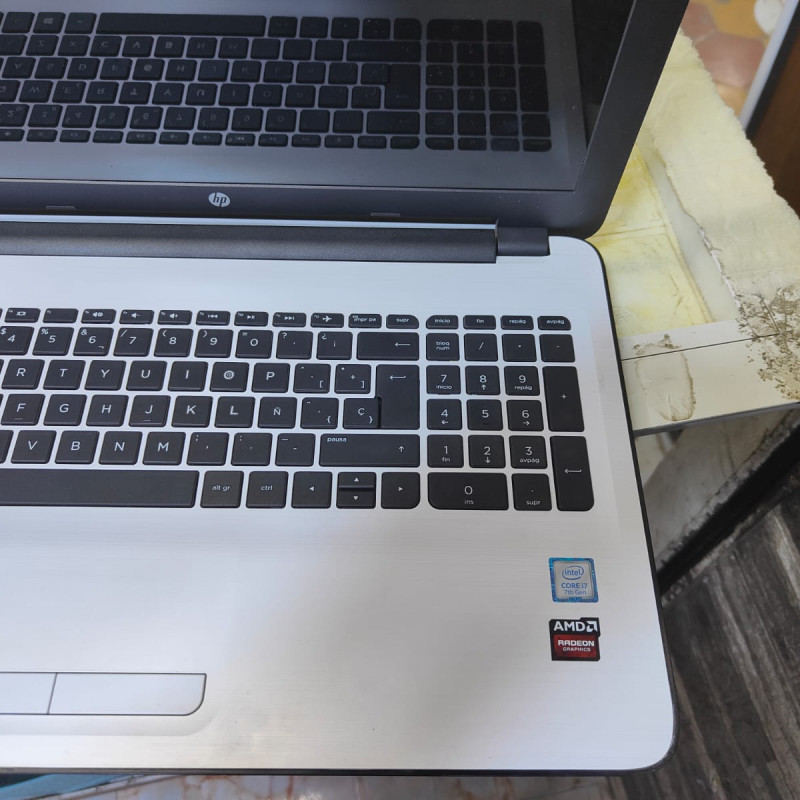 HP netbook i7 7em ,8g ram ddr4 , 256 SSD